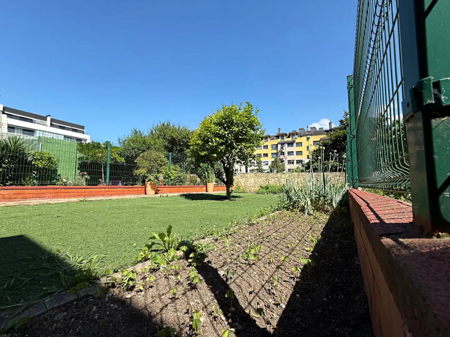 Jardín de Casa adosada en venta en Oviedo  con Calefacción, Jardín privado y Parquet