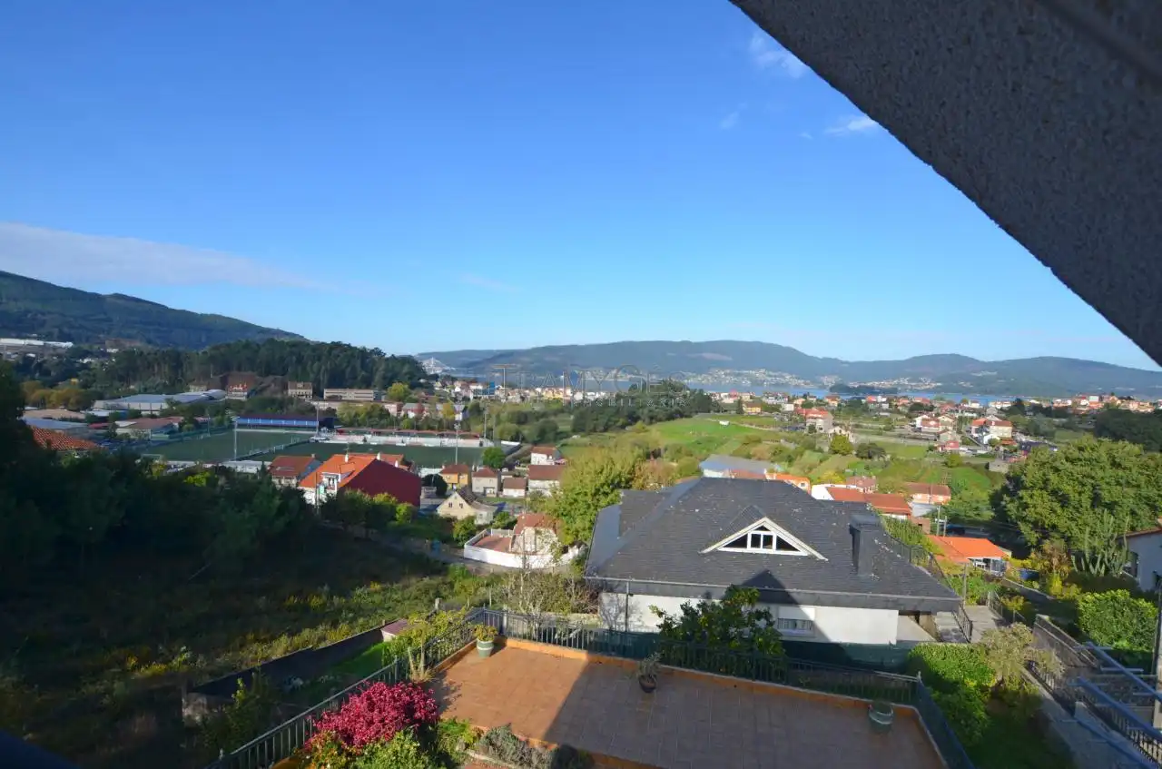 Vista exterior de Casa o xalet en venda en Redondela amb Calefacció, Jardí privat i Terrassa