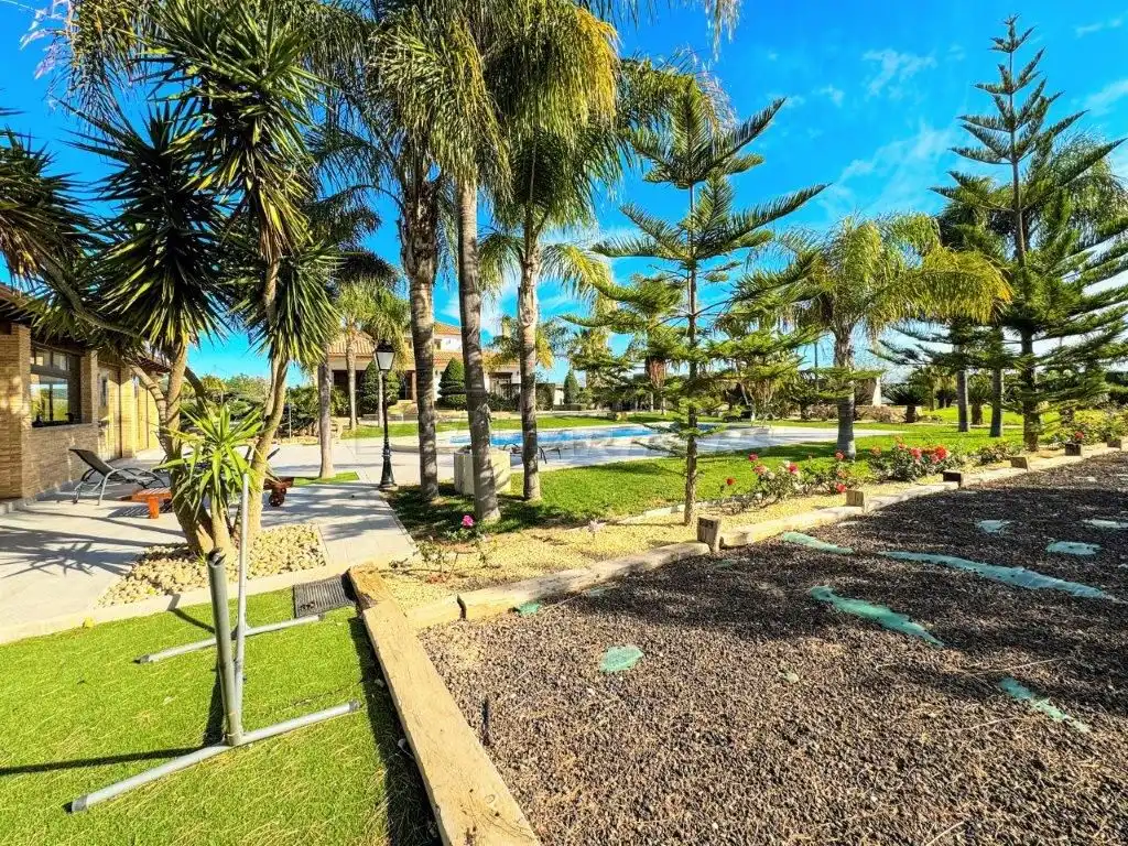 Vista exterior de Casa o xalet en venda en Orihuela amb Aire condicionat, Jardí privat i Traster