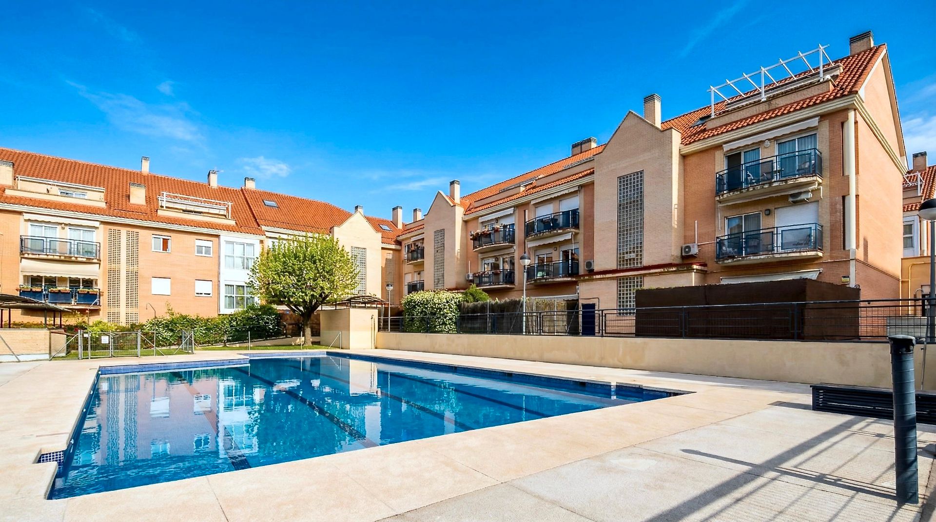 Piscina de Piso en venta en Villanueva del Pardillo con Aire acondicionado, Calefacción y Jardín privado