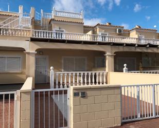 Vista exterior de Casa adosada en venda en Orihuela amb Aire condicionat, Terrassa i Moblat