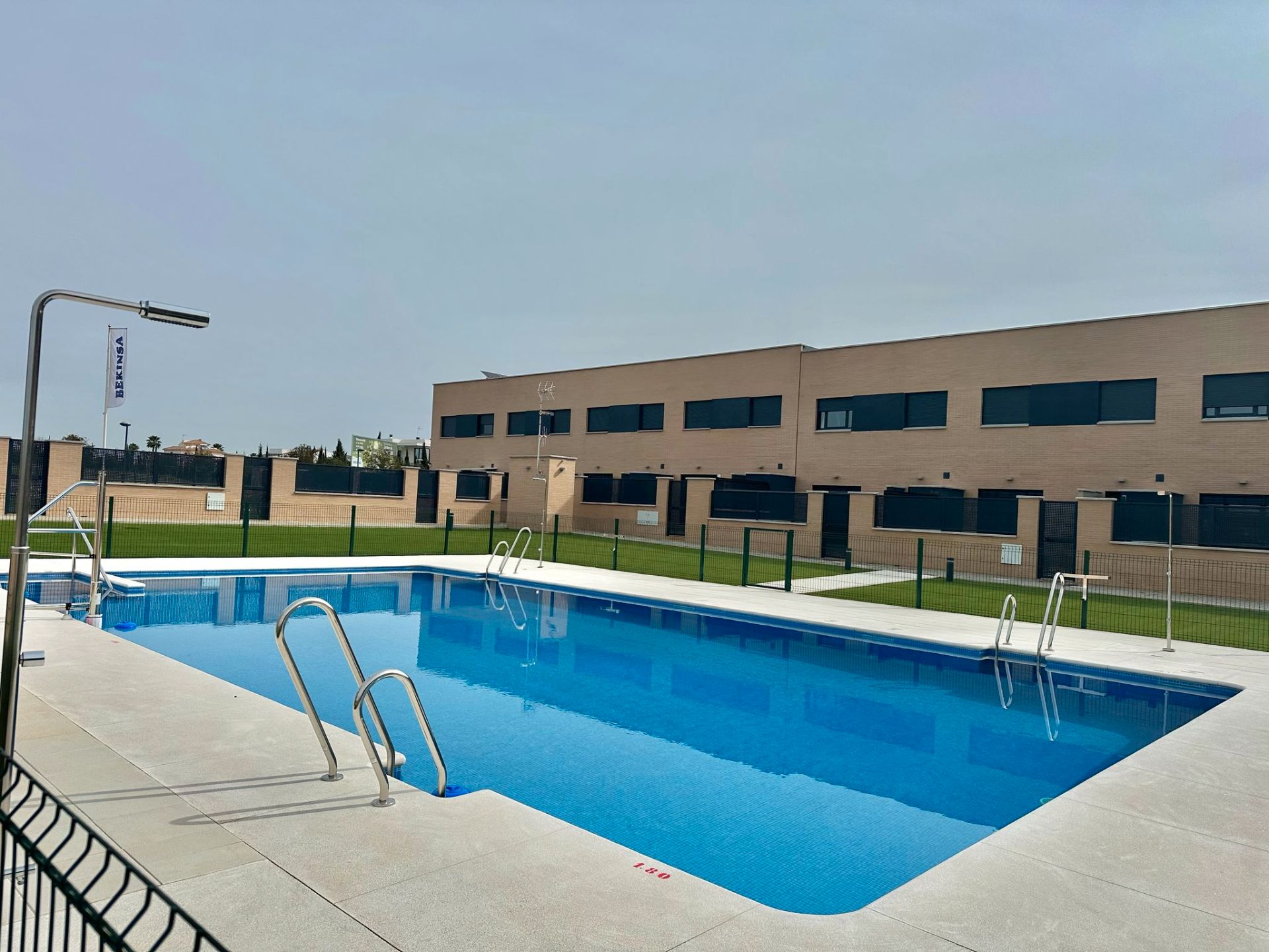 Piscina de Casa adosada en venda en Lepe amb Aire condicionat, Jardí privat i Terrassa