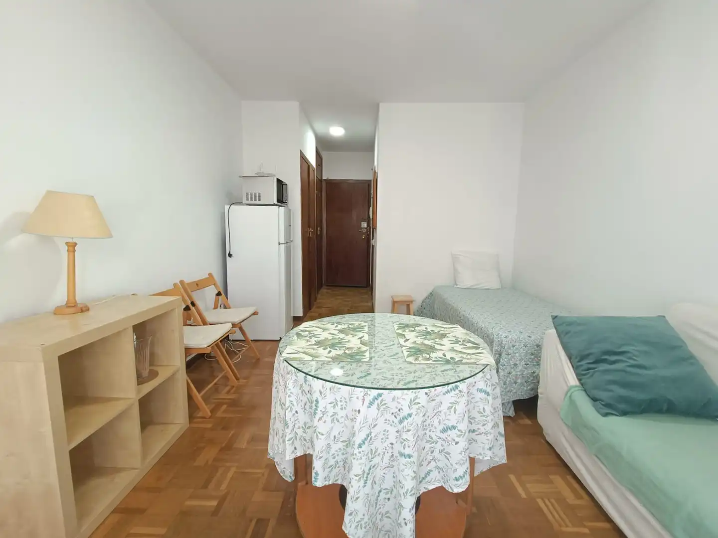Dormitori de Estudi de lloguer en Sevilla amb Aire condicionat, Terrassa i Moblat