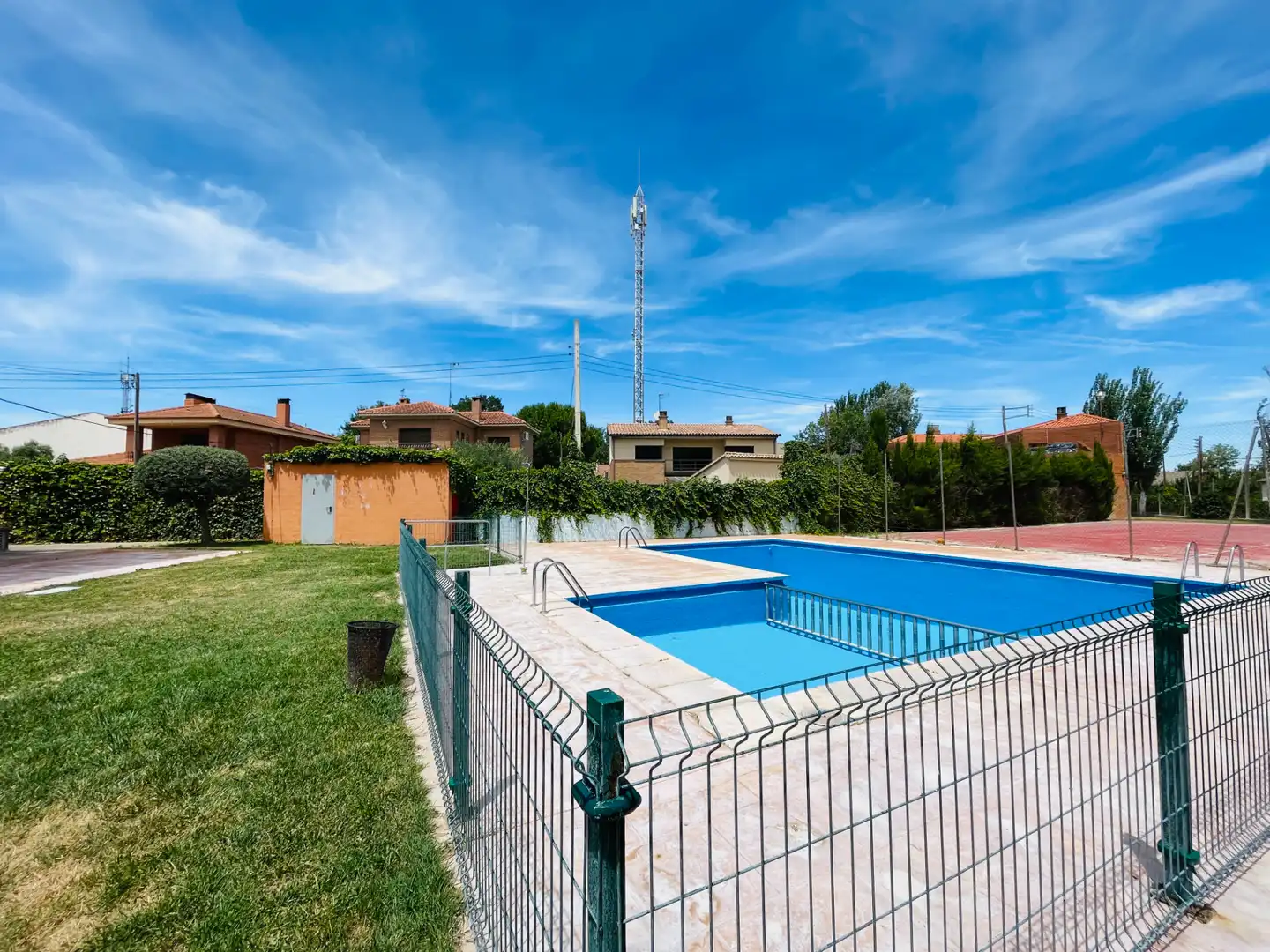 Swimming pool of Flat for sale in Cadrete  with Air Conditioner, Heating and Private garden