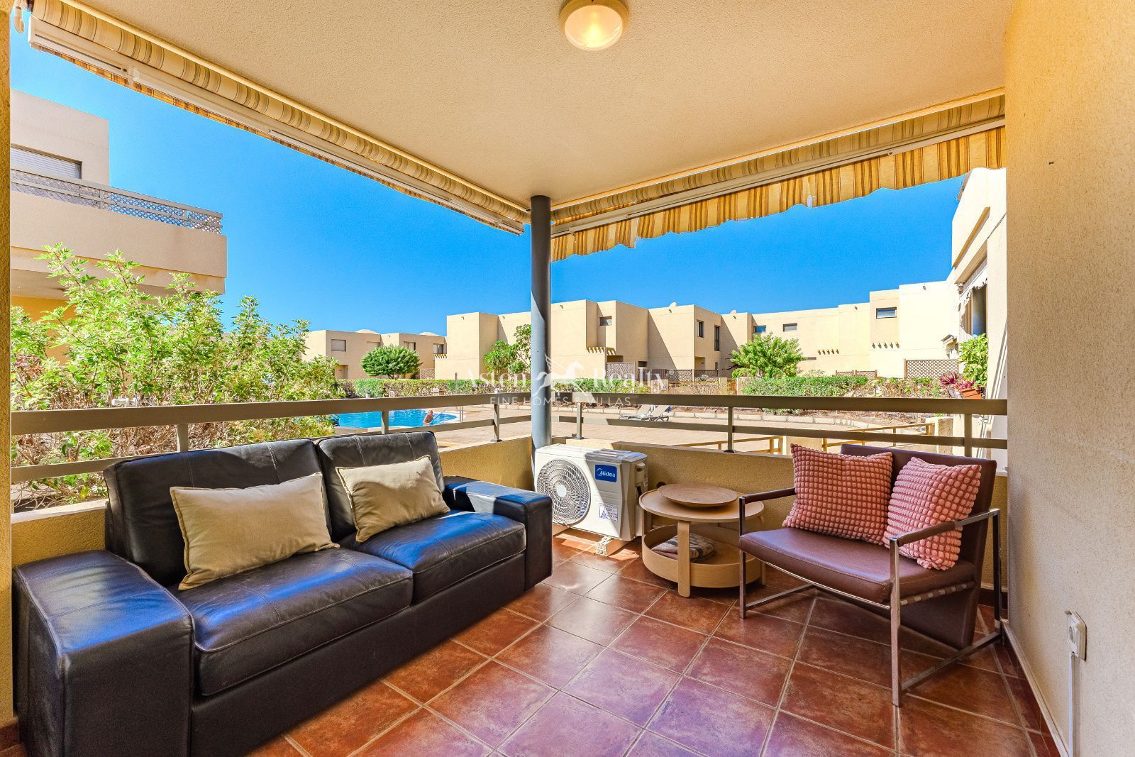 Terrassa de Casa adosada en venda en Granadilla de Abona amb Jardí privat, Terrassa i Piscina