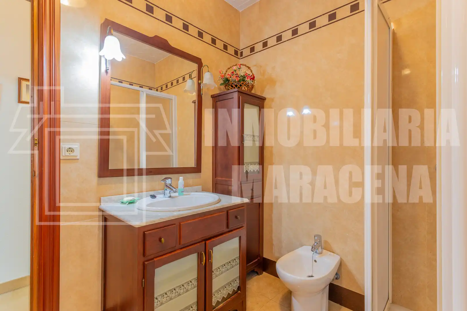 Bathroom of Houses for sale in Granada  with Air Conditioner, Terrace and Oven