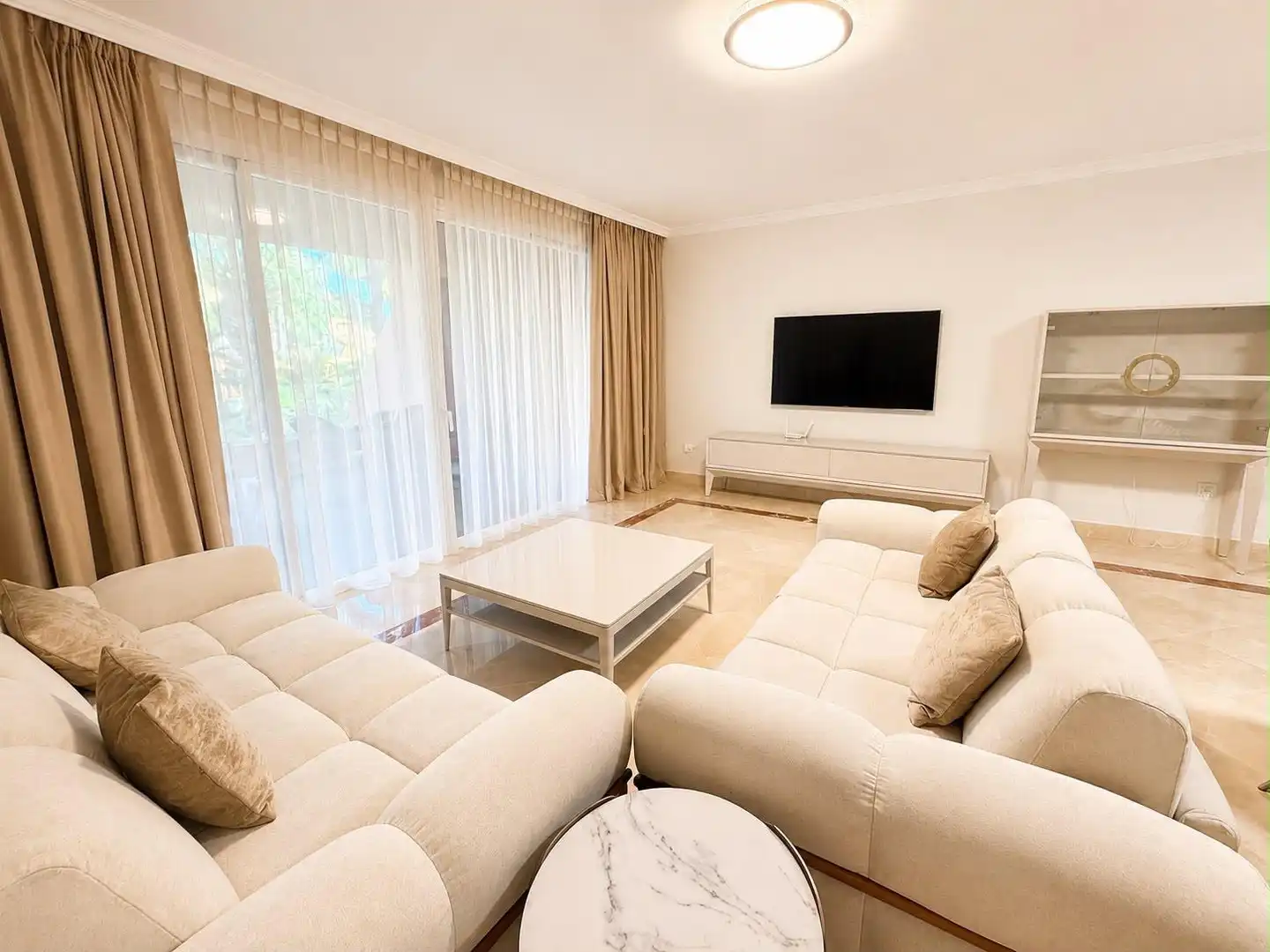 Living room of Ground floor for rent in Marbella  with Air Conditioner, Terrace and Swimming Pool