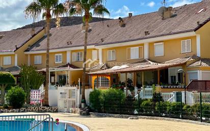 Vista exterior de Casa o xalet en venda en Arona amb Terrassa, Piscina i Moblat