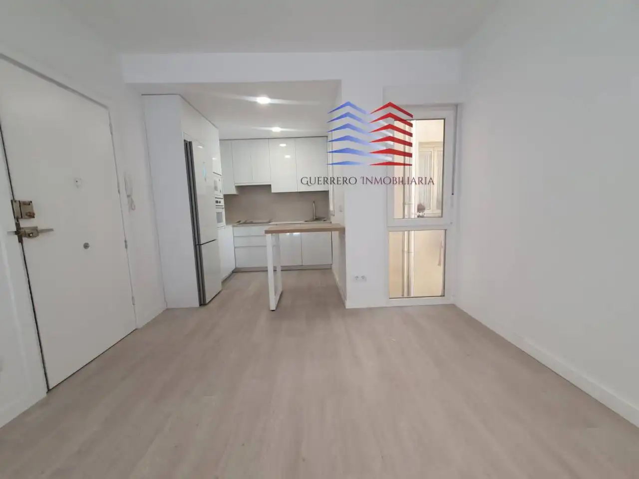 Cuina de Apartament de lloguer en Madrid amb Aire condicionat, Calefacció i Alarma