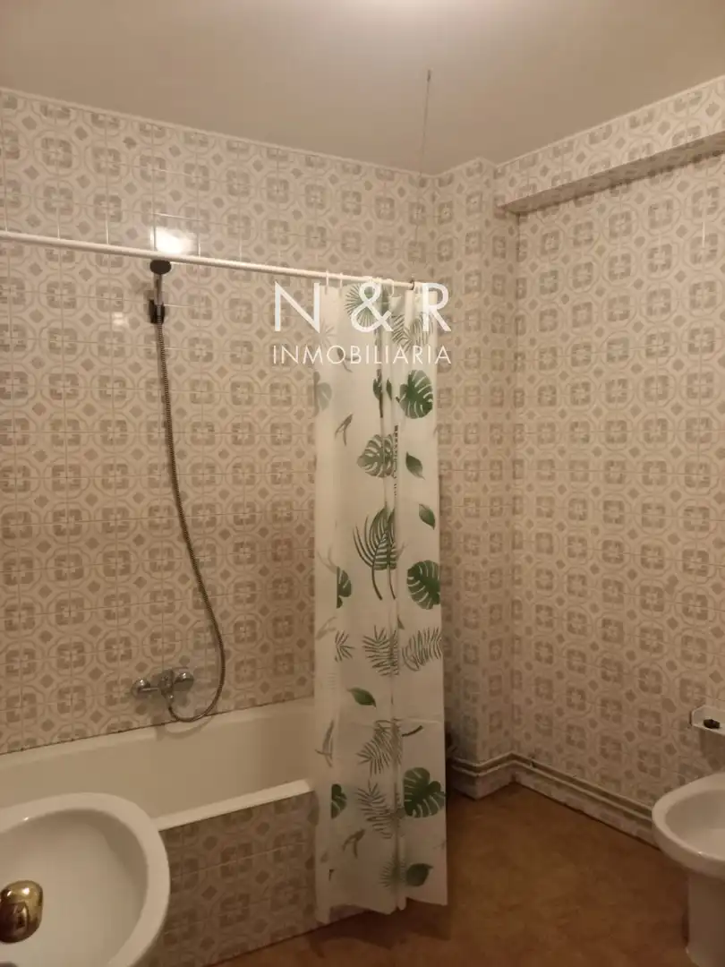 Baño de Piso en venta en Santiago de Compostela  con Calefacción y Amueblado