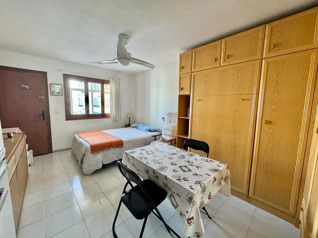 Schlafzimmer von Wohnung zur Miete in Torrevieja mit Klimaanlage, Terrasse und Schwimmbad