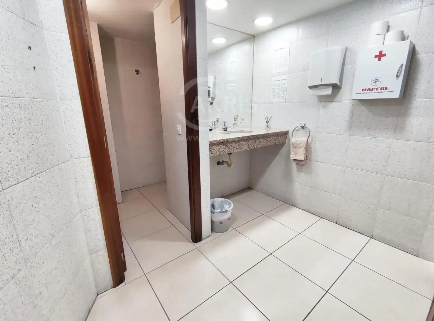 Badezimmer von Büro zur Miete in Lloret de Mar mit Klimaanlage, Terrasse und Möbliert