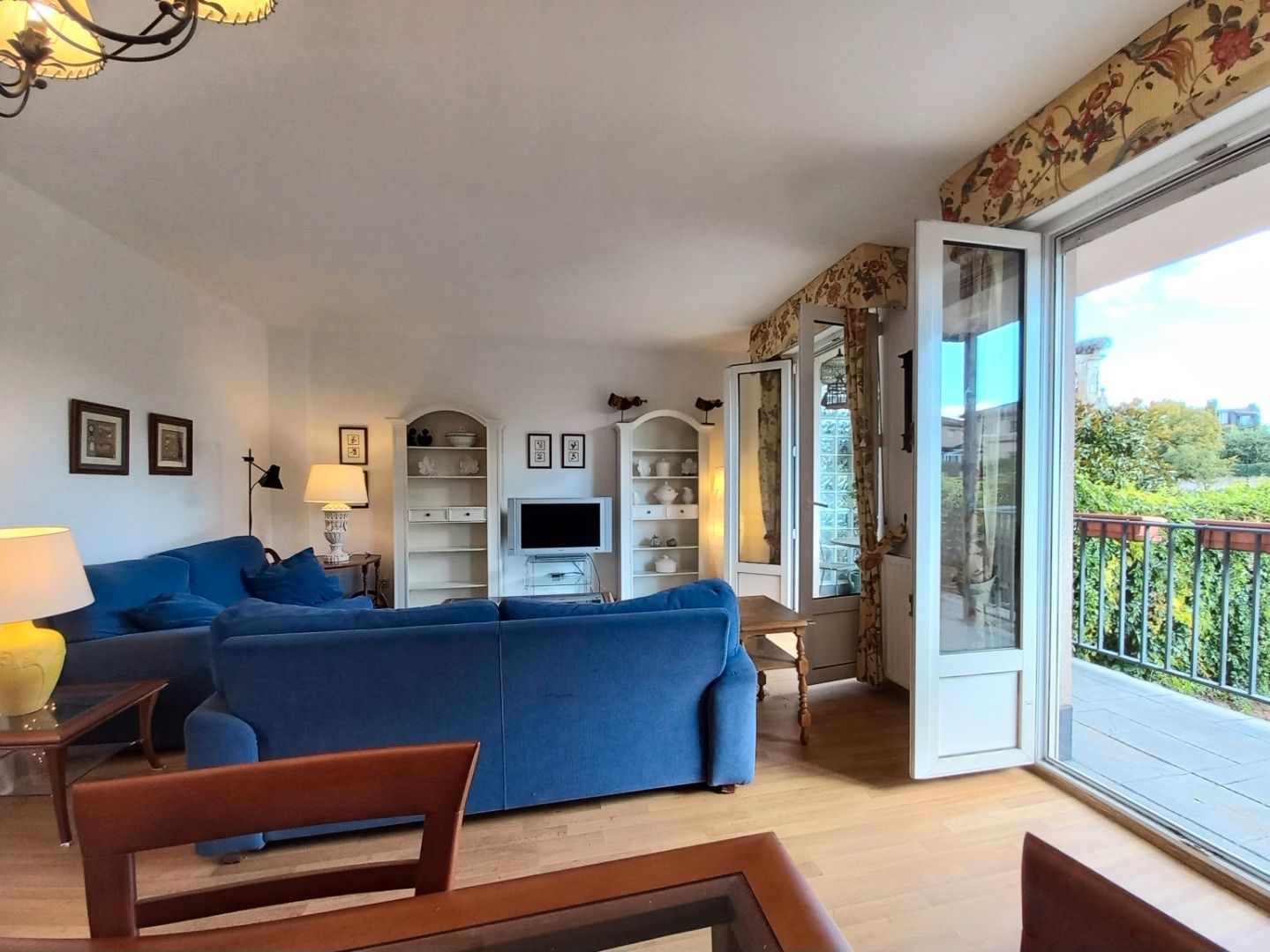 Sala d'estar de Casa adosada en venda en Sarracín amb Calefacció, Jardí privat i Parquet