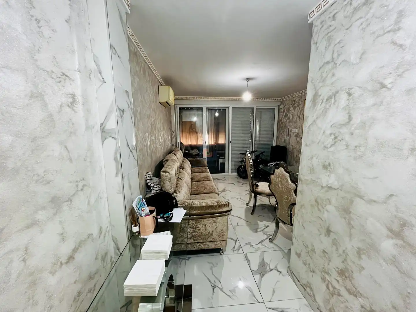 Sala d'estar de Pis en venda en Alicante / Alacant amb Aire condicionat, Jardí privat i Piscina comunitària