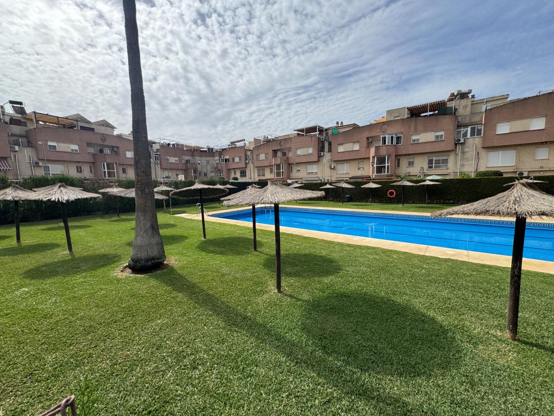 Piscina de Dúplex en venda en Dos Hermanas amb Aire condicionat, Jardí privat i Terrassa