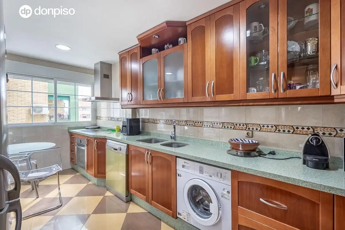 Kitchen of Flat for sale in Granada