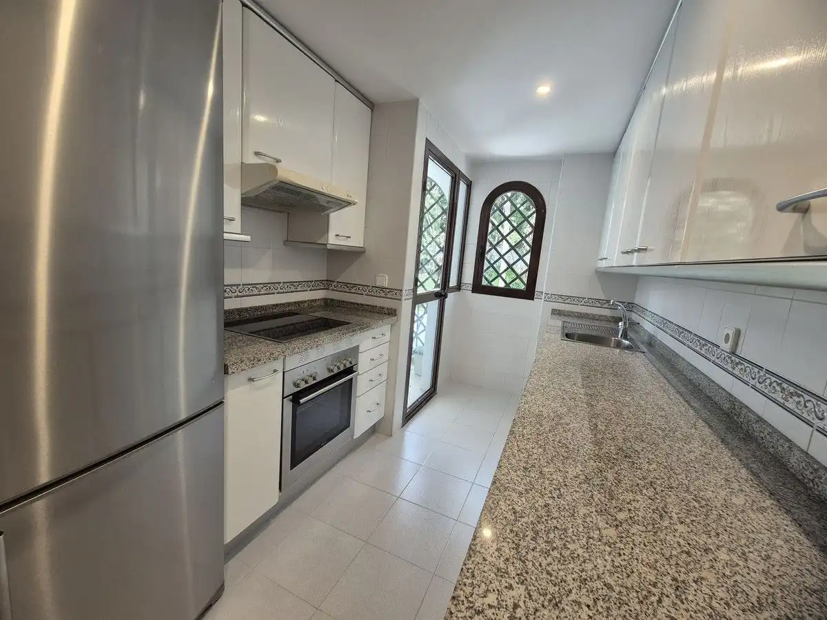 Cuina de Apartament de lloguer en Marbella amb Aire condicionat, Calefacció i Terrassa
