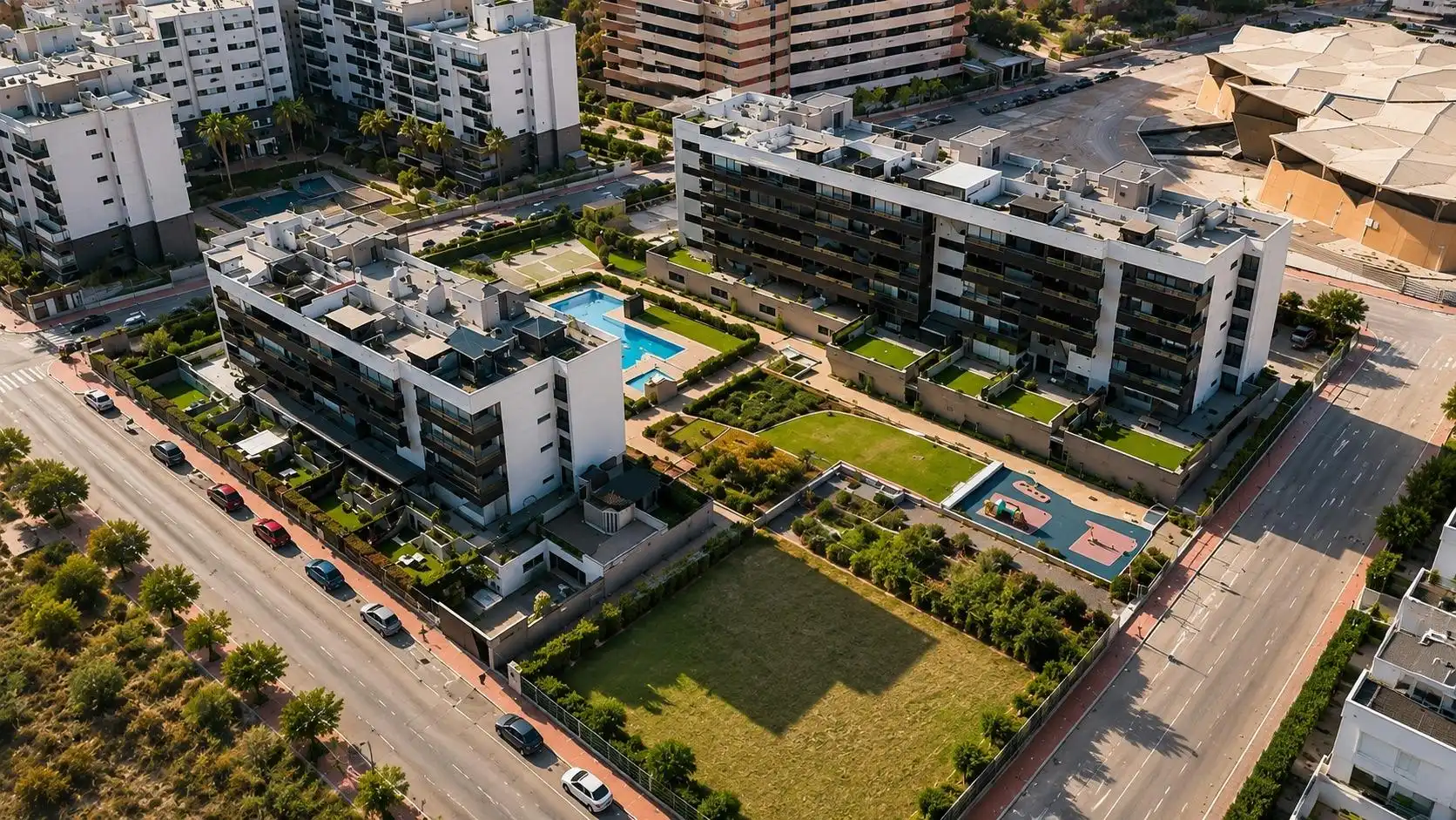 Vista exterior de Àtic en venda en Almería amb Aire condicionat, Jardí privat i Terrassa