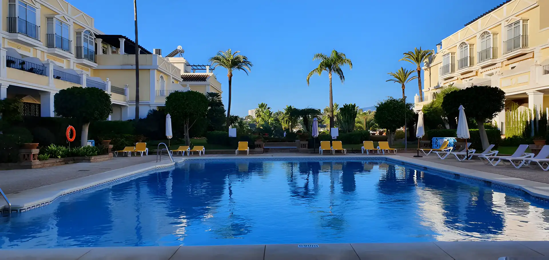 Schwimmbecken von Wohnungen zum Verkauf in Almería mit Klimaanlage, Terrasse und Schwimmbad