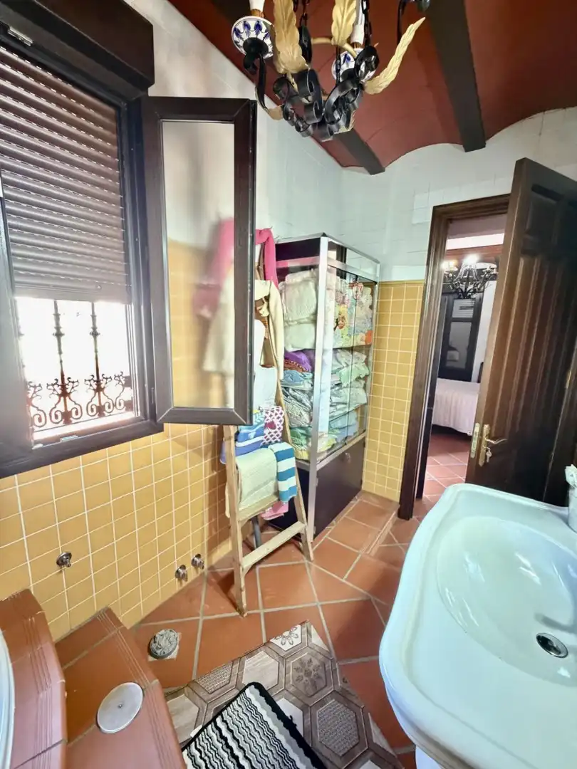 Bany de Casa o xalet en venda en Sanlúcar la Mayor amb Calefacció i Terrassa