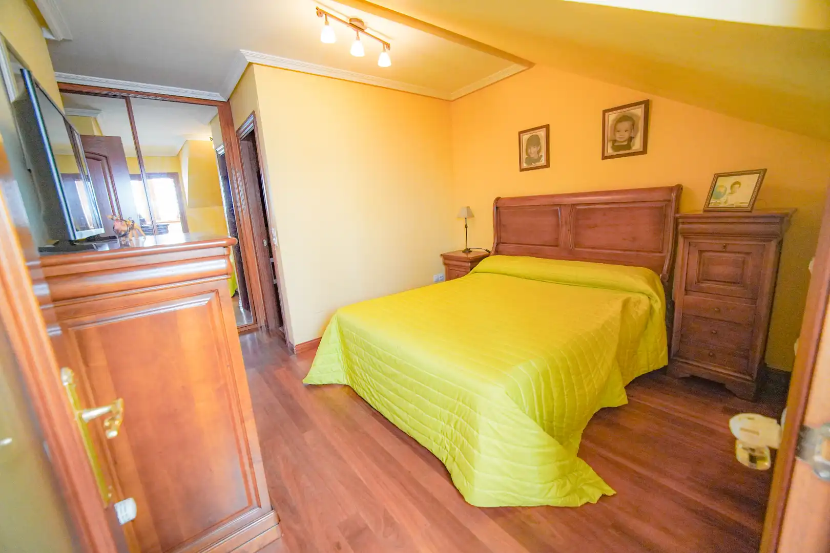 Schlafzimmer von Dachboden zum Verkauf in Avilés mit Heizung, Parkett und Terrasse