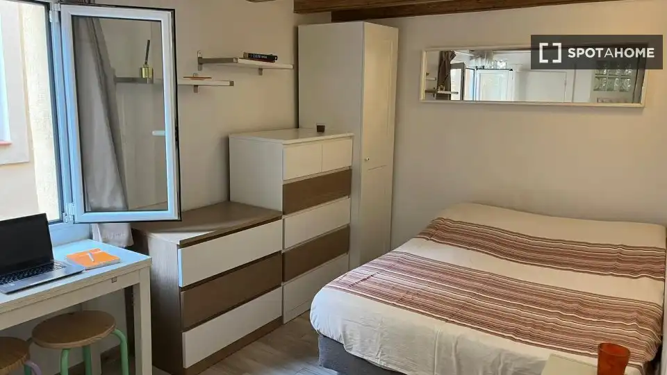 Habitació a Sant Pere, Sta. Caterina i la Ribera