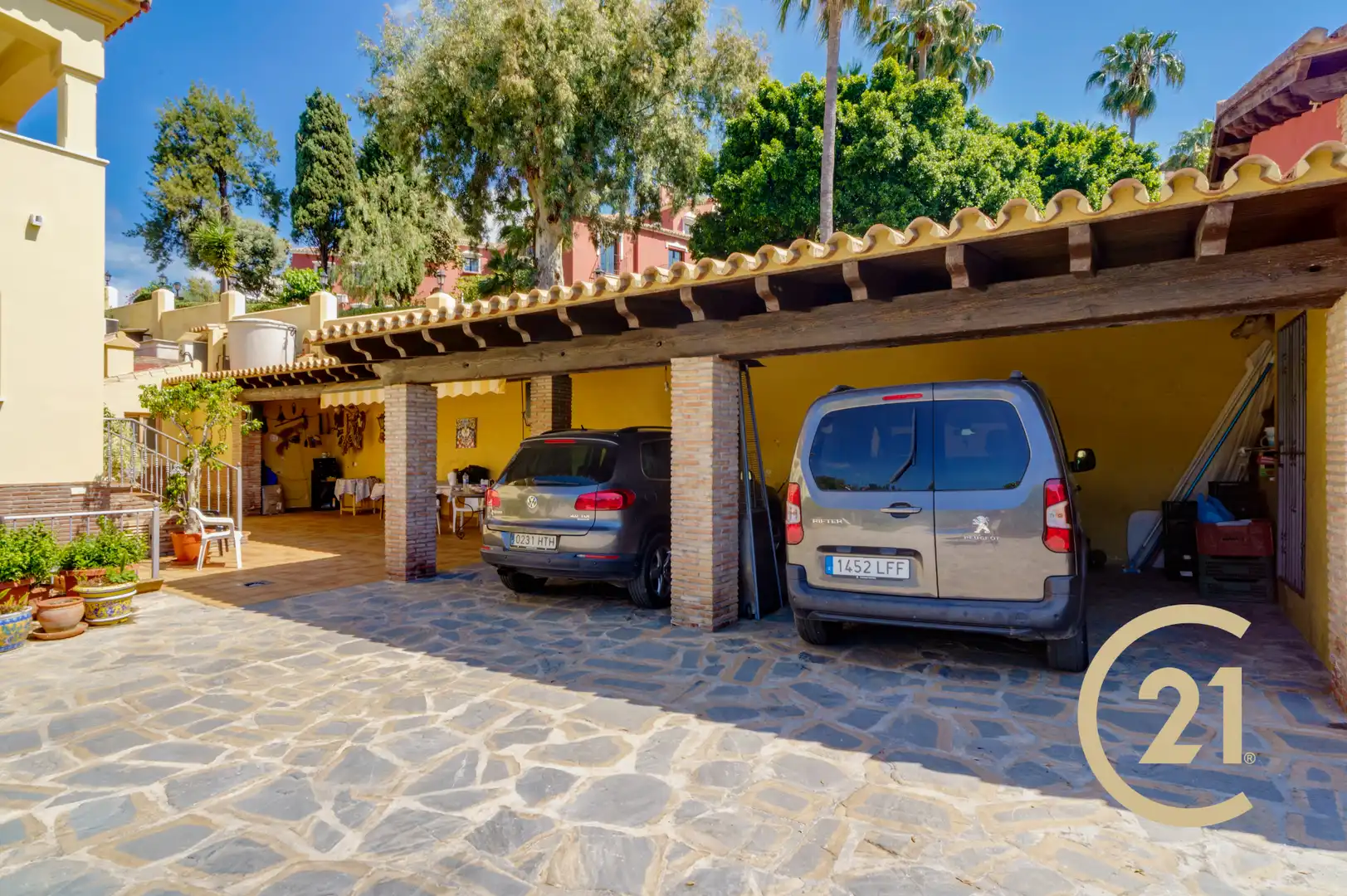 Parking de Casa adosada en venta en Benahavís con Aire acondicionado, Jardín privado y Terraza