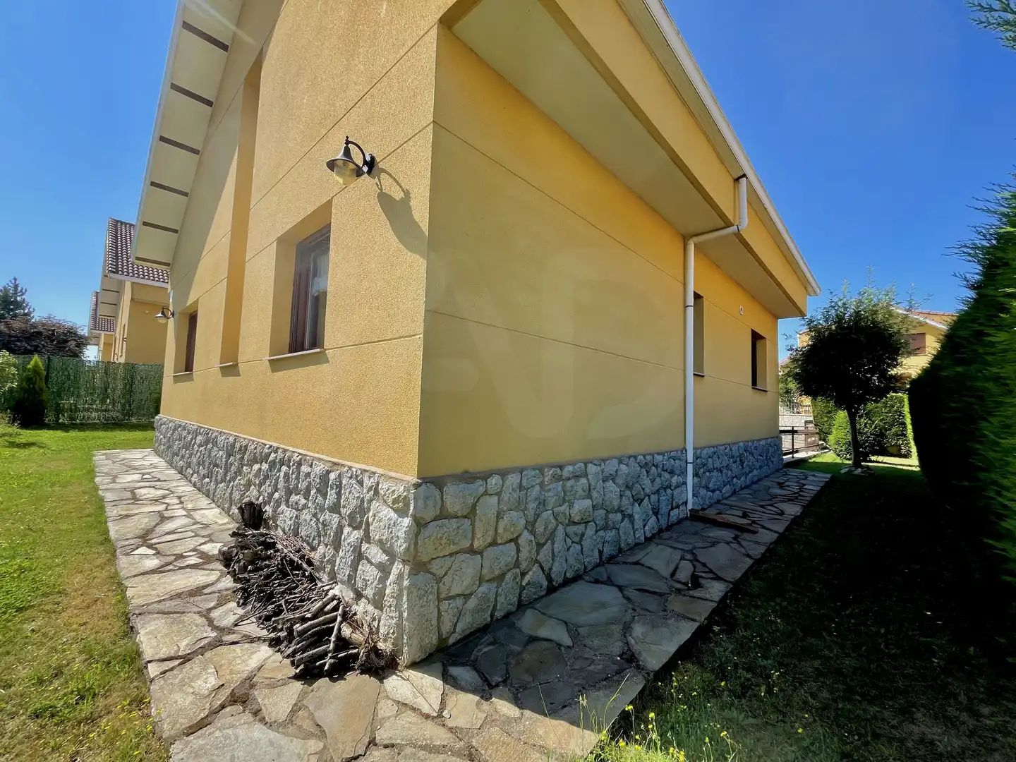 Vista exterior de Casa o xalet en venda en Santovenia de la Valdoncina amb Calefacció i Terrassa