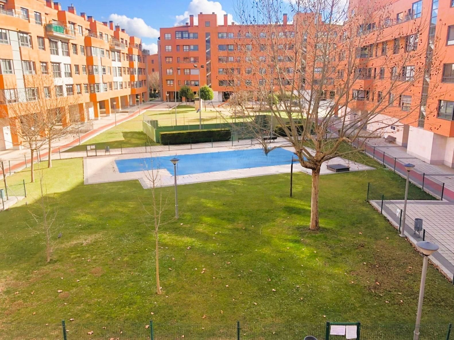 Piscina de Piso en venta en Valladolid Capital con Calefacción, Jardín privado y Trastero
