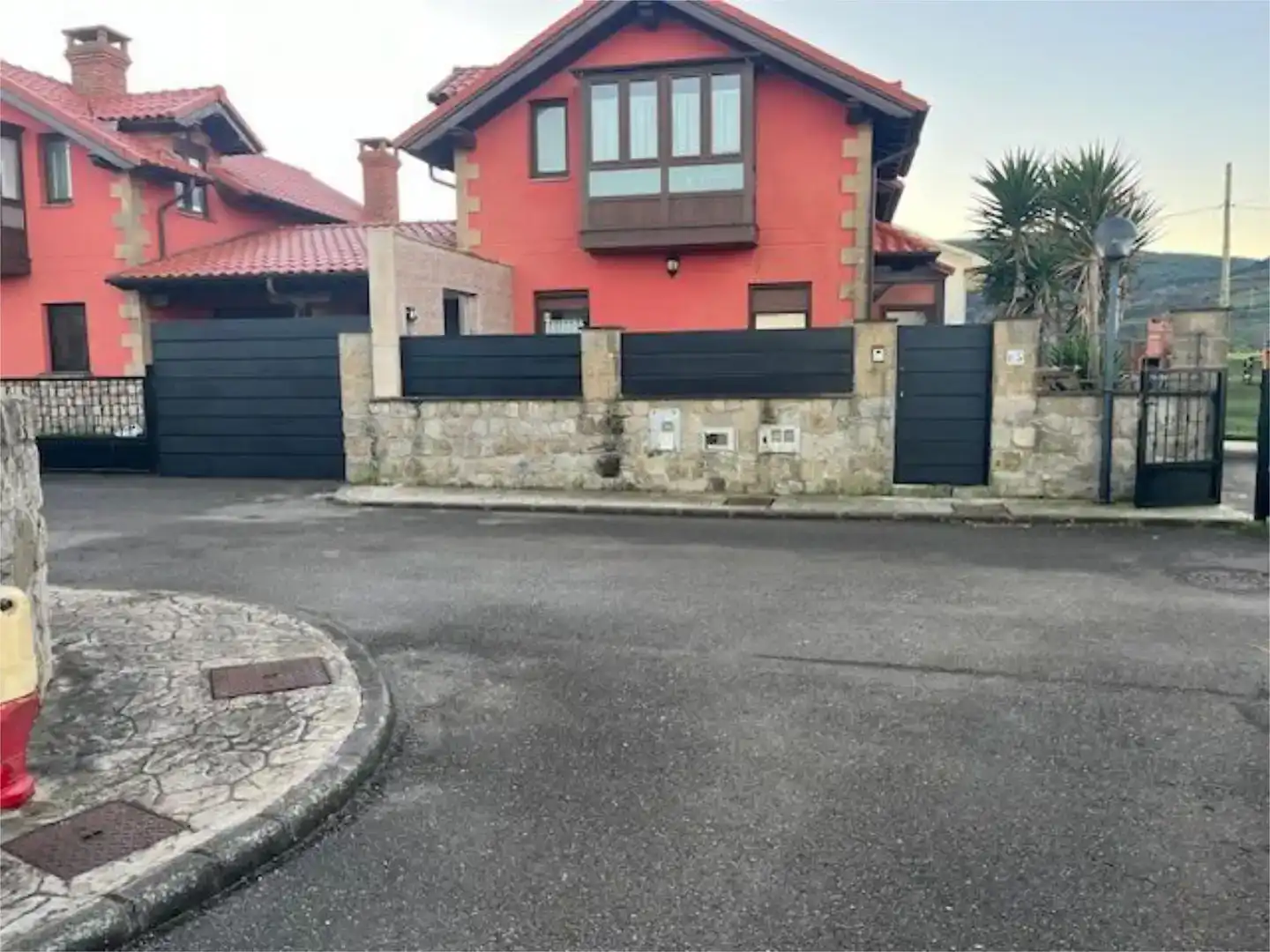 Vista exterior de Casa o xalet en venda en Santillana del Mar amb Piscina, Moblat i Balcó