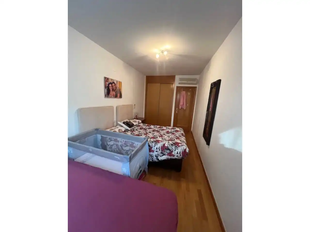 Schlafzimmer von Einfamilien-Reihenhaus zum Verkauf in Estepona mit Klimaanlage, Privatgarten und Parkett