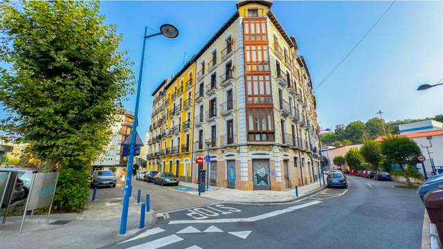 Local comercial en Venta en Avenida Avenida de los Mártires de la Libertad en Iztieta - Olibet - Etxeberrieta