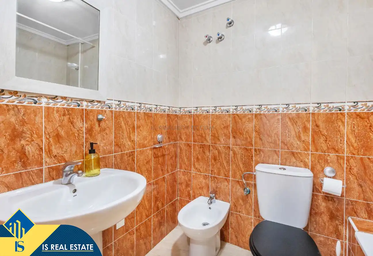 Baño de Estudio en venta en Torrevieja con Calefacción, Terraza y Amueblado