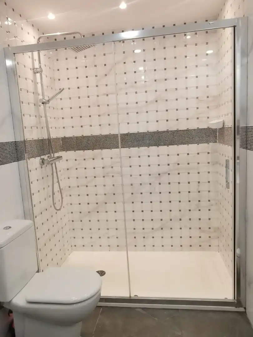 Baño de Piso de alquiler en Marbella con Aire acondicionado, Terraza y Amueblado