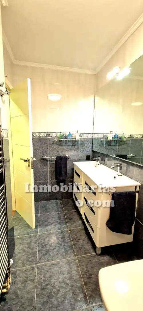 Baño de Ático en venta en Castro-Urdiales con Calefacción, Parquet y Trastero