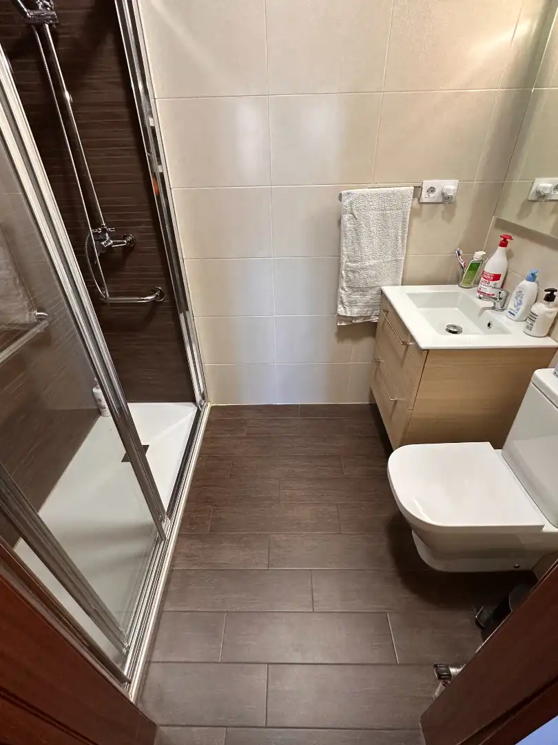 Badezimmer von Wohnung zum Verkauf in Cuenca mit Heizung, Parkett und Terrasse