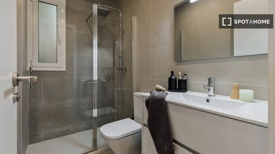Baño de Piso de alquiler en Barcelona con Aire acondicionado, Calefacción y Amueblado