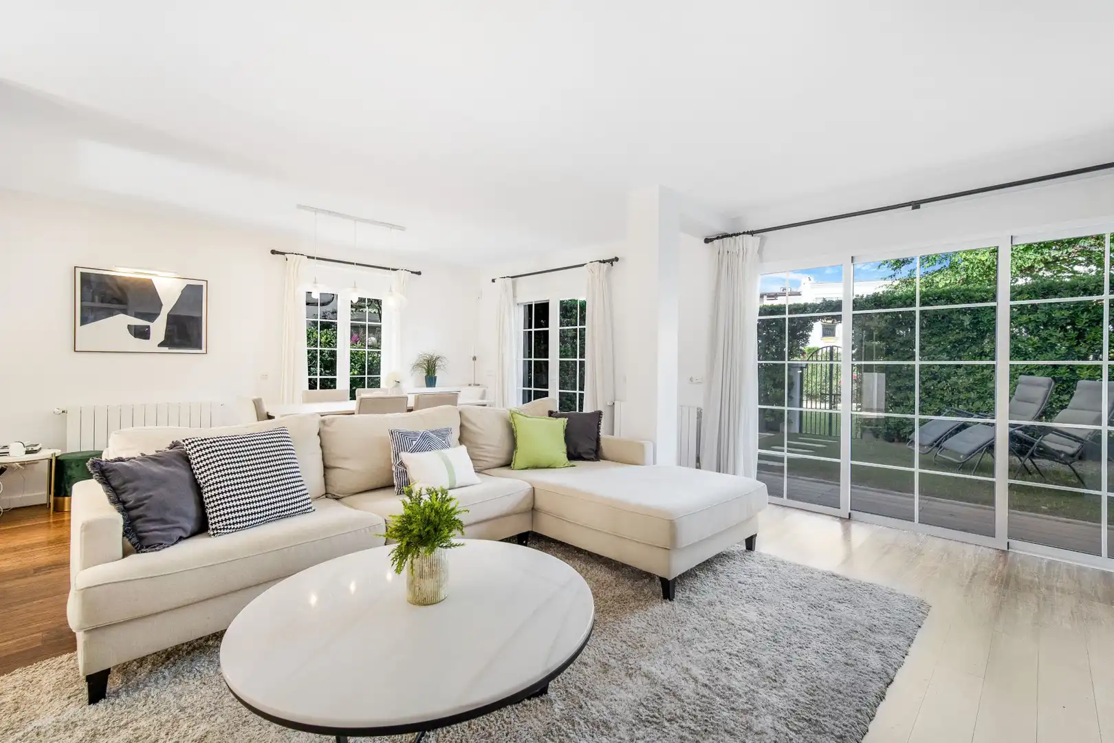 Sala d'estar de Casa adosada en venda en Marbella amb Aire condicionat, Jardí privat i Terrassa