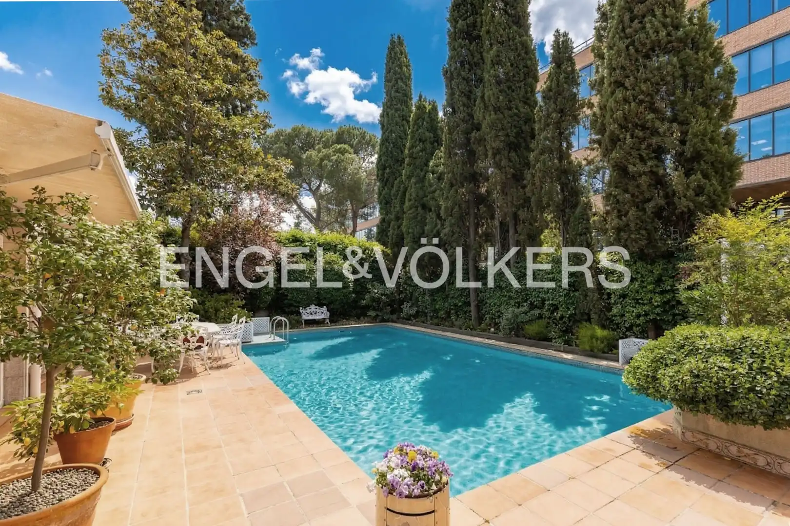 Swimming pool of Houses for sale in Pozuelo de Alarcón  with Air Conditioner, Heating and Private garden