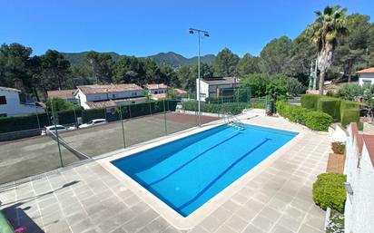 Piscina de Casa adosada en venda en Corbera de Llobregat amb Aire condicionat, Terrassa i Balcó