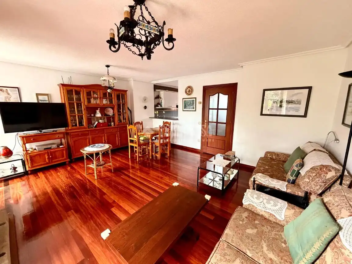 Wohnzimmer von Einfamilien-Reihenhaus zum Verkauf in Ribamontán al Mar mit Heizung, Möbliert und Balkon