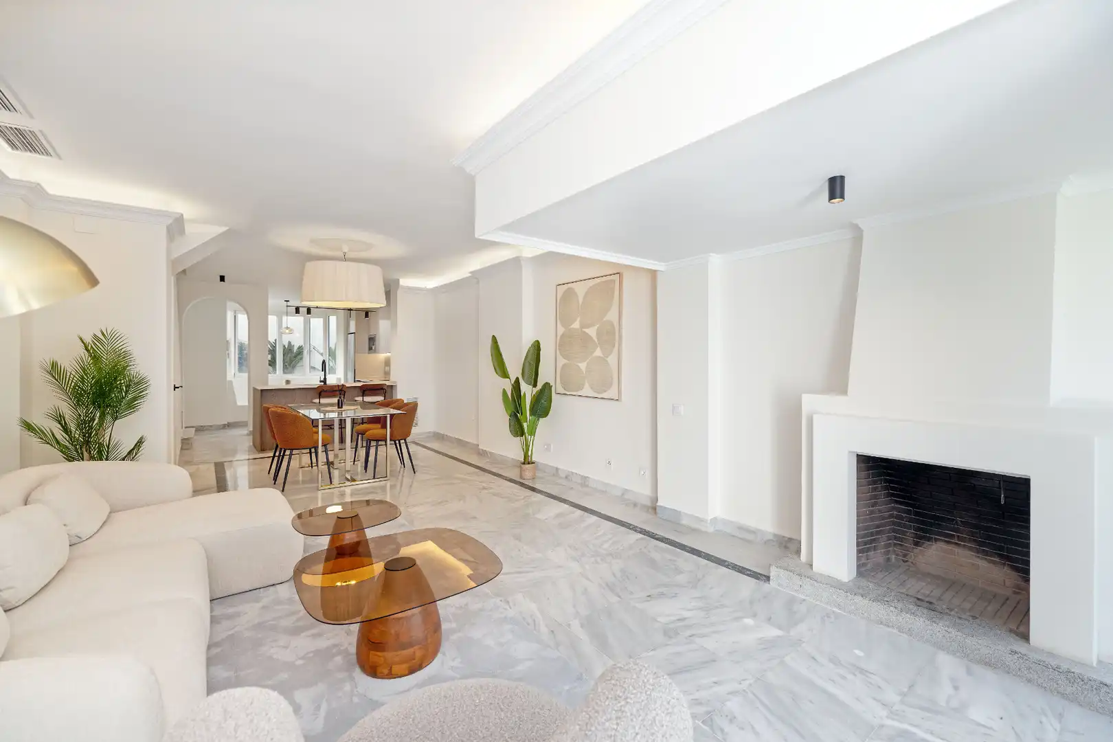 Wohnzimmer von Erdgeschoss zum Verkauf in Marbella mit Klimaanlage, Heizung und Terrasse