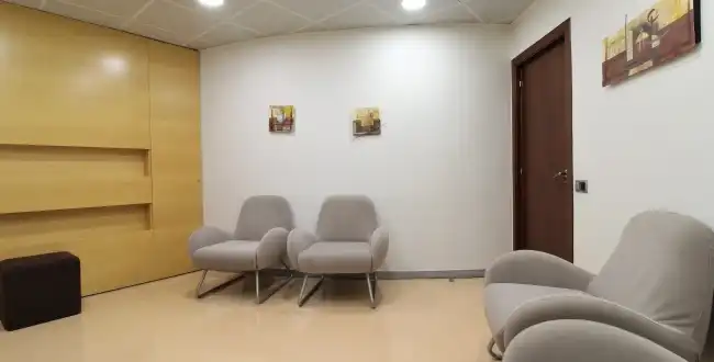 Büro zur Miete in Girona mit Klimaanlage, Heizung und Balkon