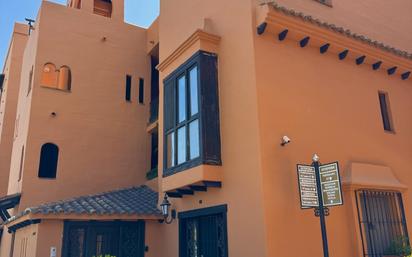 Vista exterior de Apartament en venda en Estepona amb Aire condicionat, Terrassa i Piscina