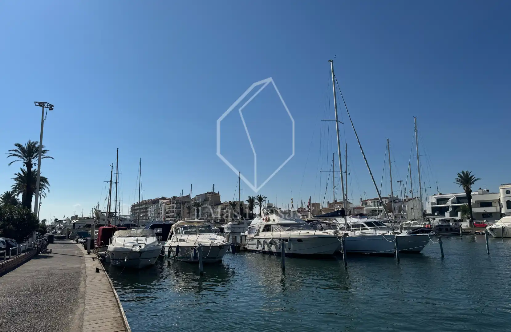 Aparcament de Dúplex en venda en Empuriabrava amb Aire condicionat, Calefacció i Terrassa