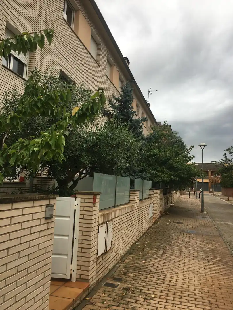 Vista exterior de Casa adosada en venda en Salt amb Aire condicionat, Calefacció i Jardí privat