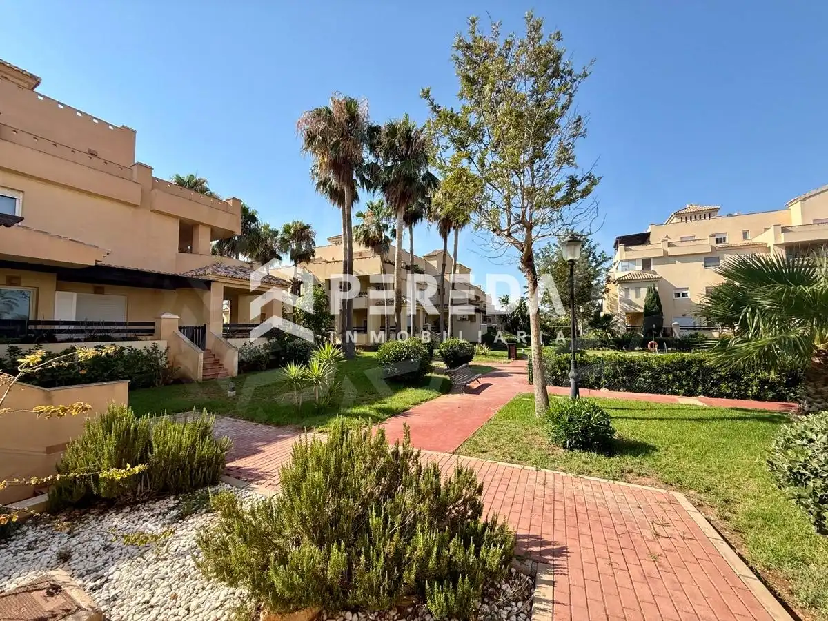 Vista exterior de Apartament en venda en Roquetas de Mar amb Piscina comunitària