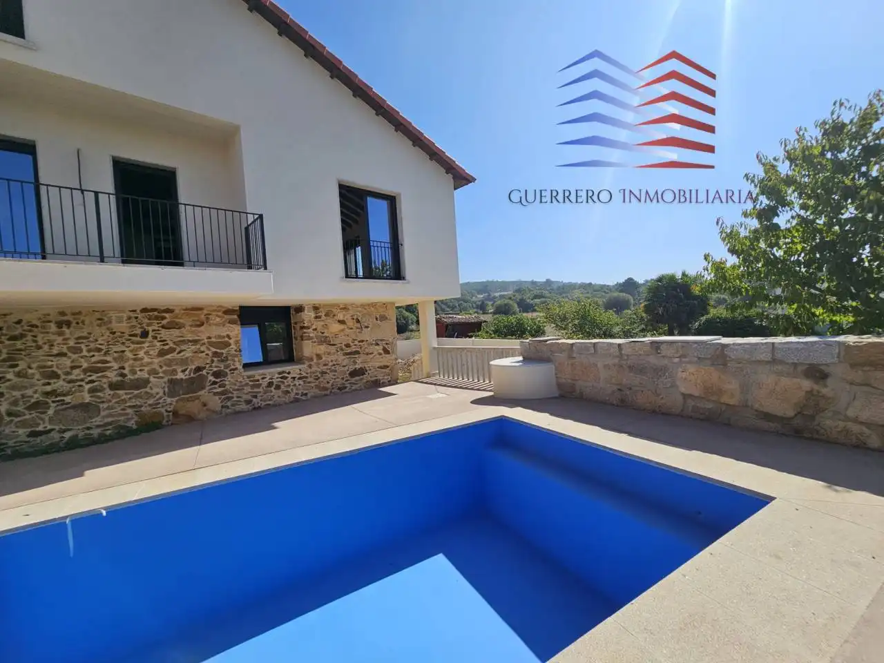 Vista exterior de Casa o xalet en venda en A Merca   amb Calefacció, Terrassa i Piscina