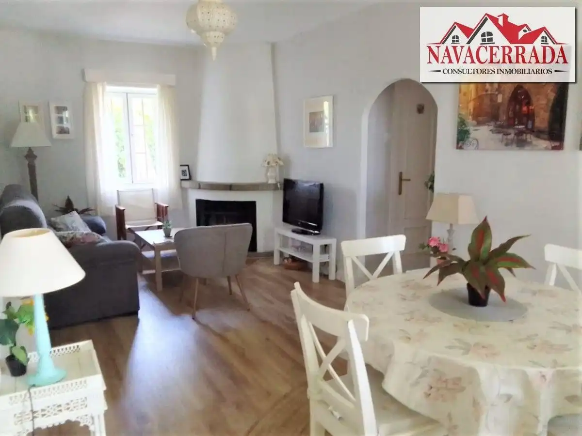 Sala d'estar de Casa adosada de lloguer en Navacerrada amb Calefacció, Jardí privat i Terrassa