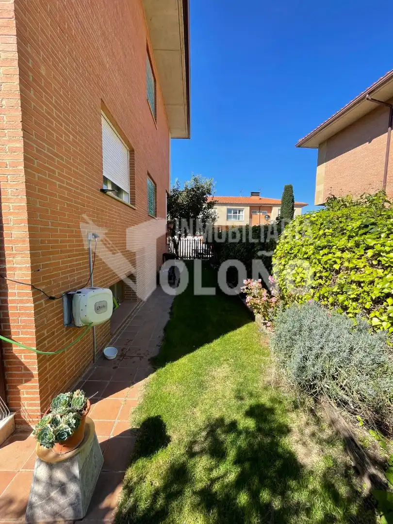 Vista exterior de Casa adosada en venda en Alesanco amb Calefacció, Jardí privat i Parquet